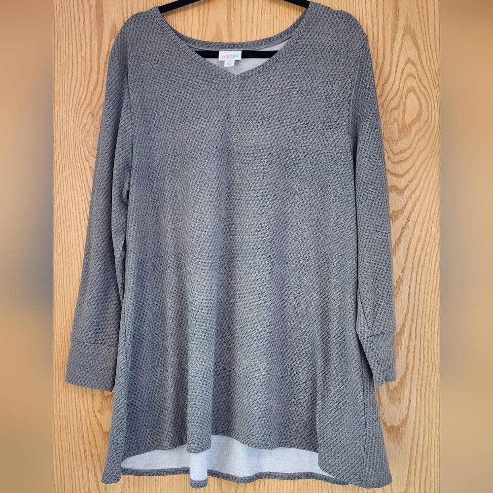 Lularoe Gray Elizabeth Top 🩶